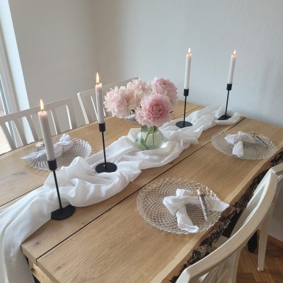 Hochzeitskathi - Tischdekoration weißer Stoff mit schwarzen Details
