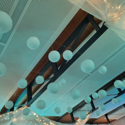 Hochzeitskathi - Deckendekoration Pompons und Lichterketten