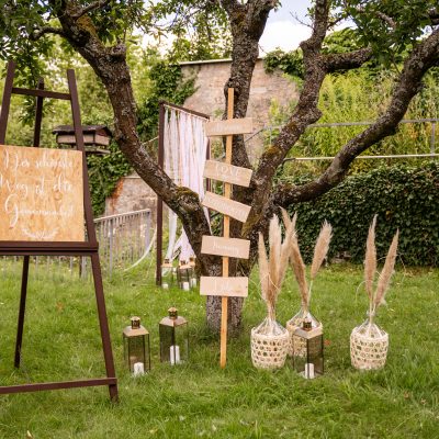 Hochzeitskathi - Hochzeitsdekoration Ballonvasen, Pampasgras, Holzsschilder