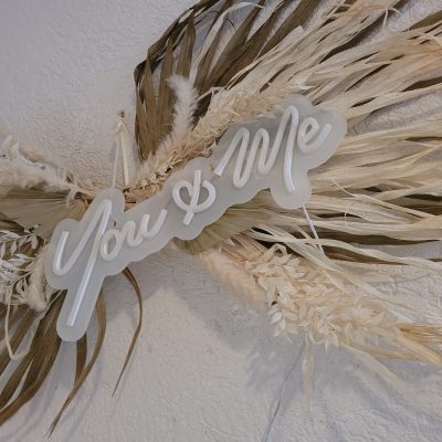 Hochzeitskathi - Neonschild You & Me mit Trockenblumen
