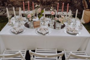 Hochzeitskathi - Burg Arnstein Tischdekoration kompletter Tisch